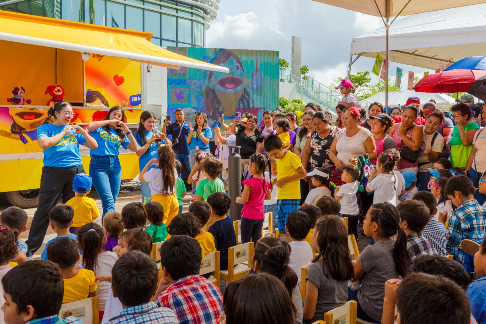 Niños y familias celebran el Día Internacional del Juego en el Centro ...